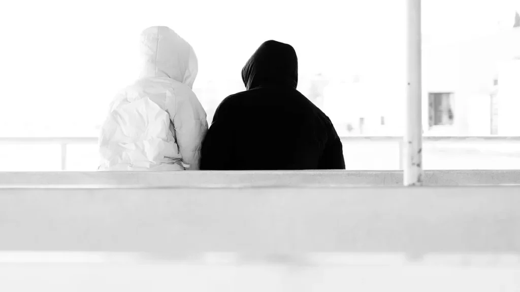 Jemanden absichtlich ignorieren – was steckt dahinter? – Symbolbild